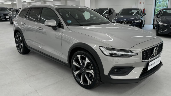 Volvo V60 CROSS COUNTRY B4 AWD REZERVACE