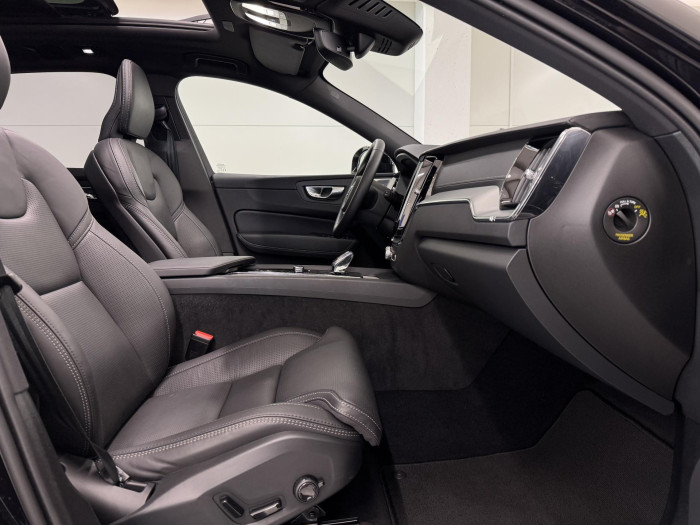 Volvo XC60 B5 AWD ULTIMATE REZERVACE