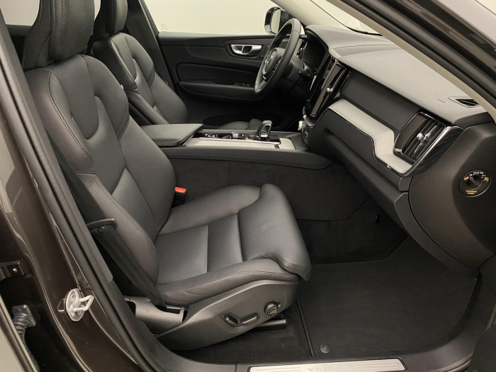 Volvo XC60 B4 AWD DARK PLUS AUT 1.maj