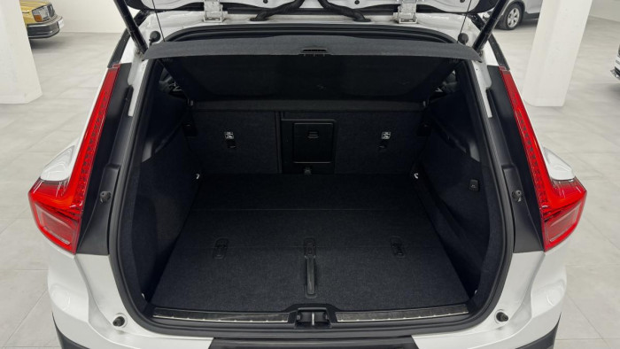 Volvo XC40 T4 AWD R-DESIGN REZERVACE