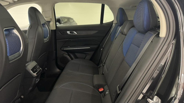 Lynk & Co 01 PHEV DCT AUT 1. maj.