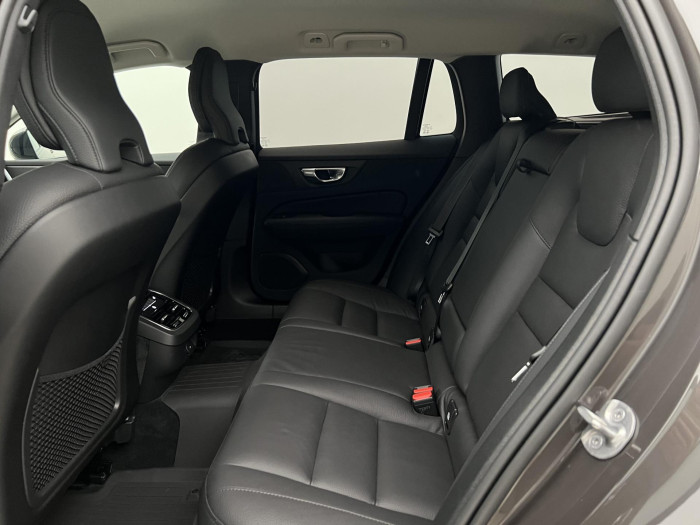 Volvo V60 B4 PLUS DARK AUT 1.maj.
