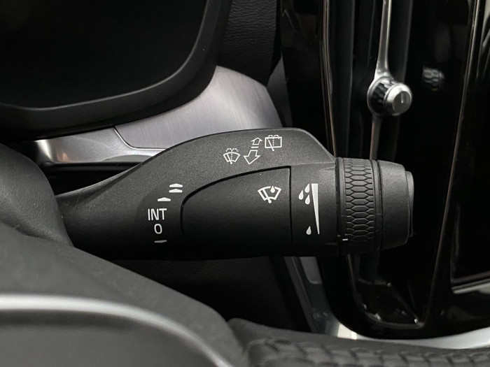 Volvo V60 B4 MOMENTUM AUT REZERVACE 2.0 Momentum