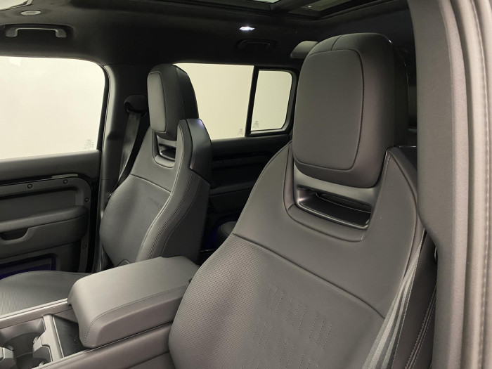 Land Rover Defender OCTA BLACK P635