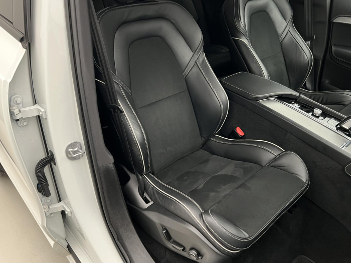 Volvo XC90 B6 AWD R-DESIGN AUT REZERVACE