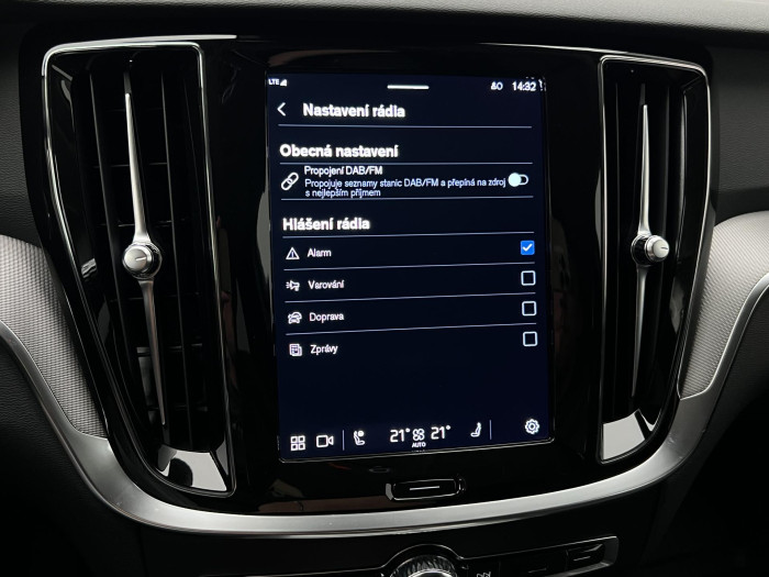Volvo V60 B4 PLUS DARK AUT 1.maj.