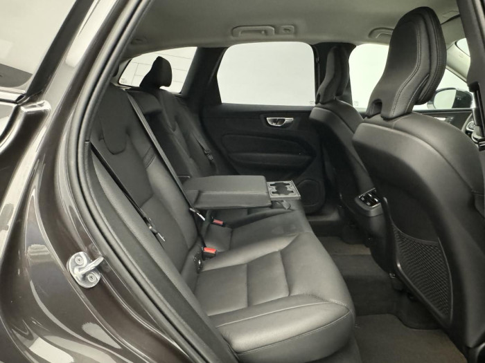 Volvo XC60 B4 PLUS DARK AUT REZERVACE