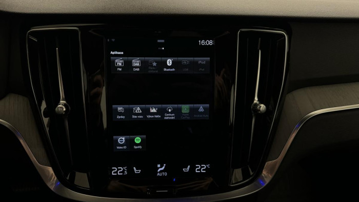 Volvo V60 CROSS COUNTRY B4 REZERVACE