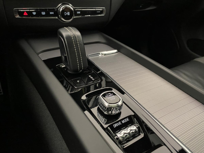 Volvo XC60 B5 AWD R-DESIGN REZERVACE