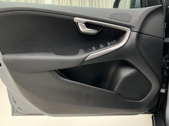 Volvo V40 T2 BLACK EDITION 1.maj. 2.0 Edition