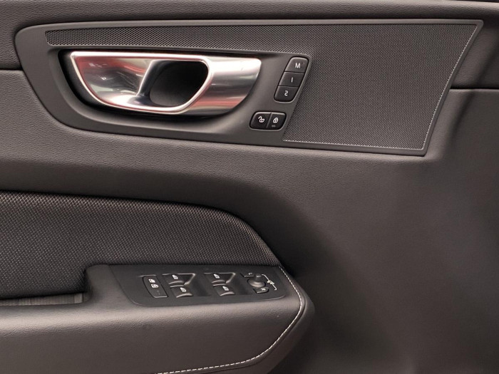 Volvo XC60 B4 AWD R-DESIGN AUT REZERVACE