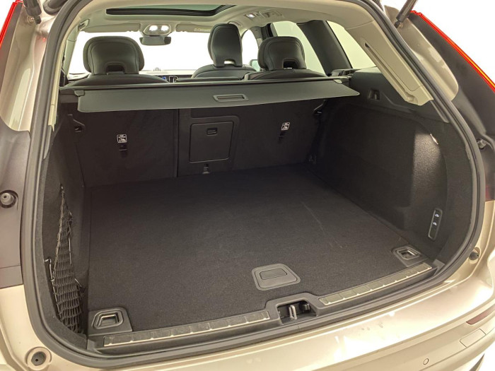 Volvo XC60 B5 AWD ULTIMATE REZERVACE