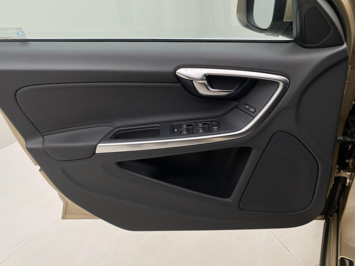 Volvo V60 D5 MOMENTUM 2.4 d Momentum