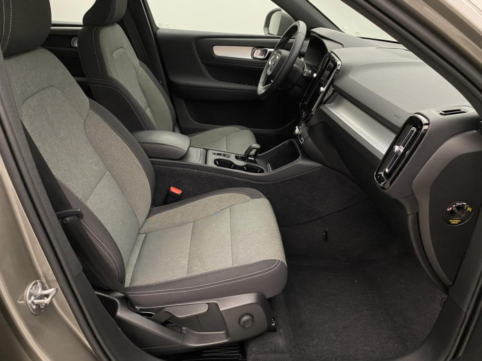 Volvo XC40 B4 MOMENTUM AUT REZERVACE 2.0 Momentum